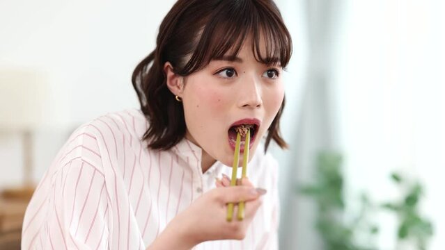 食事をする若い女性