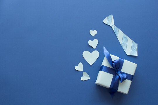 Regalo, corazones y corbata de papel del d&iacute;a del padre