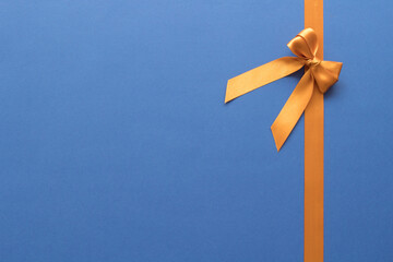 Cinta de regalo dorado en fondo azul