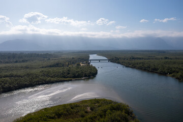 vista a&eacute;rea do rio passando debaixo da ponte 