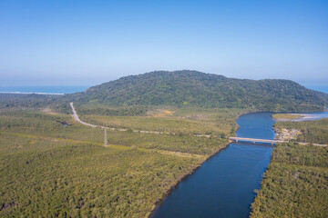 vista aerea do rio passando por baixo da rodovia Rio Santos