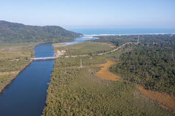 Fototapeta na wymiar vista aerea do rio passando por baixo da rodovia Rio Santos