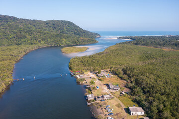 vista aérea do Rio Guaratuba desembocando na praia formando um lindo cenário 