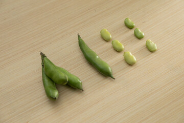 Composition of fresh green beans, in bouquet, with shell, peeled and without shell