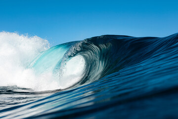 ola azul rompiendo en una playa de Islas Canarias en verano.