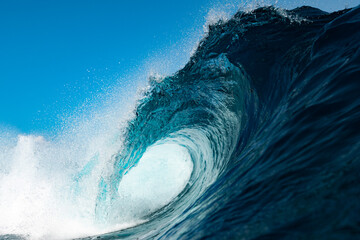 ola azul rompiendo en una playa de Islas Canarias en verano.