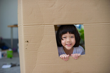 child in the delivery box, hidden kid
