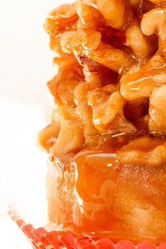 Bolo de nozes com deliciosa calda de caramelo. Torre de Nozes. Food styling em fundo branco.