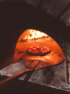 Pizza de mussarela com tomates assada em forno a lenha. Pizzaria.