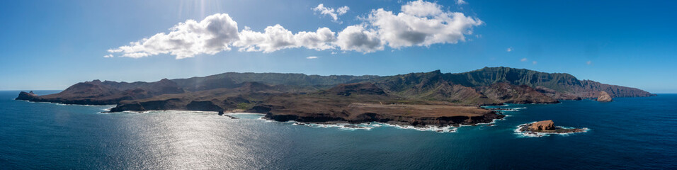 Fototapeta na wymiar panoramique de l'île de UA HUKA dans l'archipel des marquises en polynésie francaise par beau temps 