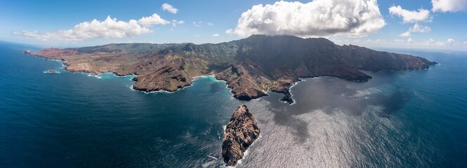 panoramique de l'île de UA HUKA dans l'archipel des marquises en polynésie francaise par beau...