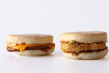 美味しそうなチキンマフィンとチーズマフィン（マクドナルド）
