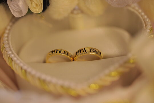 wedding rings on a wedding bouquet