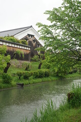 Obraz premium 雨の中の伏見の酒蔵