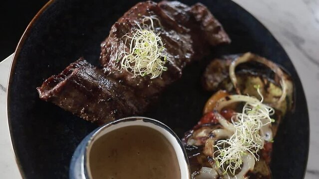 Elegante platos de carne en la mesa. Cocina espa&ntilde;ola.Deliciosa comida que contiene rodajas de carne y verduras , Vista superior HD