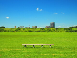 真夏の朝の誰もいないサッカー場のある平日の江戸川河川敷風景 © smtd3