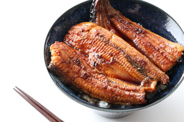 美味しそうな鰻丼とコピースペース（日本の夏）