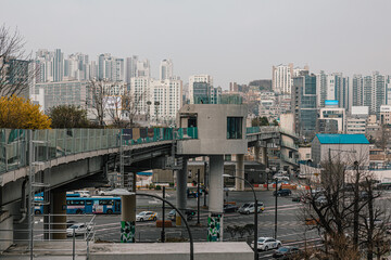 서울 도심 한복판의 공원 풍경
