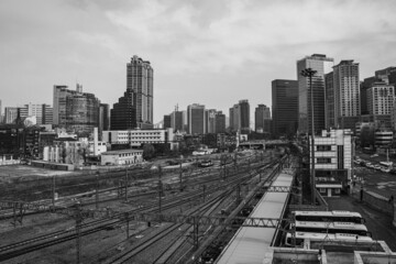 서울역 근처의 철로 사진과 도심 - obrazy, fototapety, plakaty