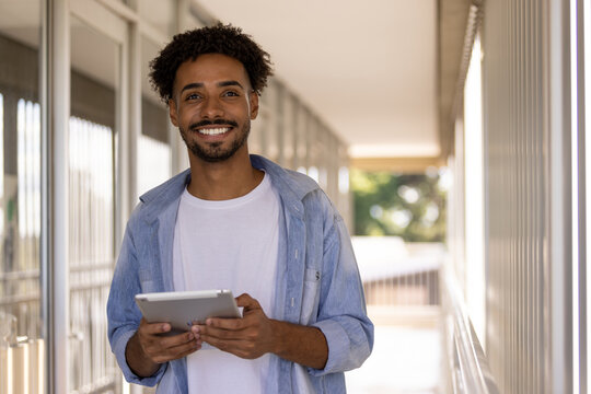 Homem Jovem Segurando Tablet E Sorrindo