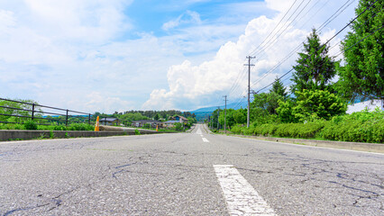 真っ直ぐな一本道の道路
