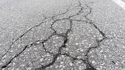 Obraz premium ひび割れたアスファルトの道路