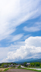入道雲と山の風景