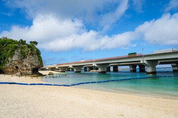 遊泳区域が明確にされた那覇市の海水浴場
