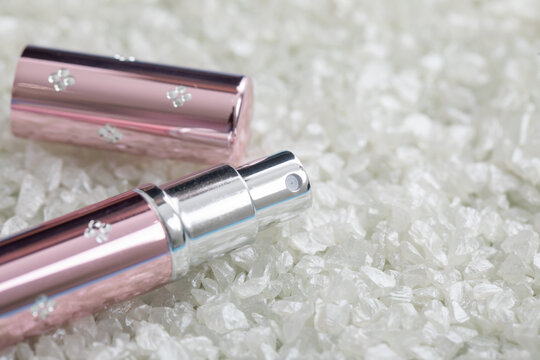 白いガラスの上に置かれたアトマイザー　Atomizer