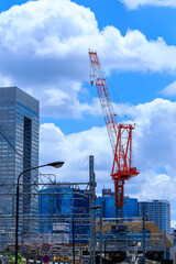 東京都市風景　工事用クレーン　ビル街　青空