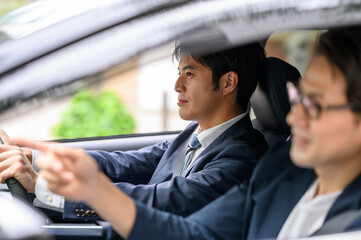 車を運転する男性　助手席に乗る男性　