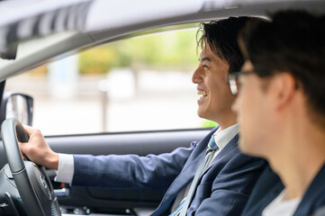車を運転する男性　助手席に乗る男性　