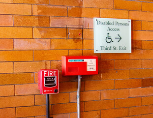 Fototapeta premium アメリカの街中、レンガ壁に設置された器具と案内板の横フレーム