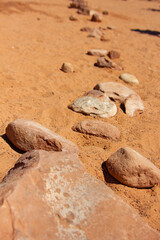 アメリカの砂漠の砂の上に並ぶ石