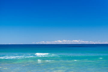 豊間海岸の青い海と波