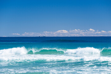 豊間海岸の青い海と波