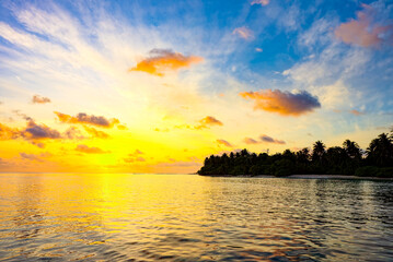 Fototapeta na wymiar Beautiful evening sunset on the coast of the island. Maldives.
