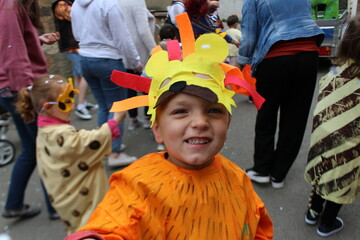 enfant garçon déguisé marchant au carnaval