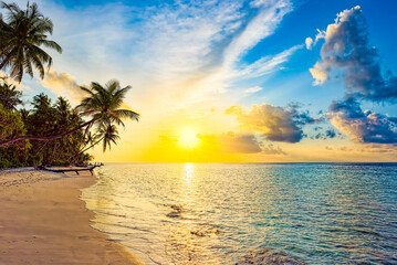 Fototapeta na wymiar Beautiful evening sunset on the coast of the island. Maldives.