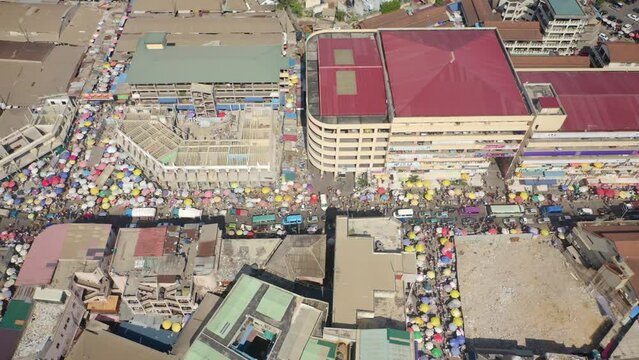 Crowd of people and cars at Accra Central Market (Makola)_1_1