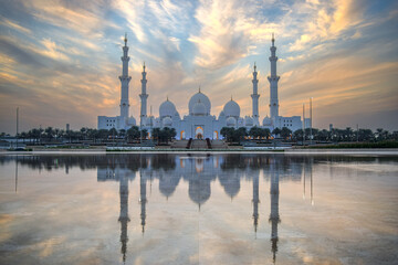 Fototapeta na wymiar The Famous Sheikh Zayed Grand Mosque and Reflection in Fountain at Sunset - Abu Dhabi, United Arab Emirates (UAE)