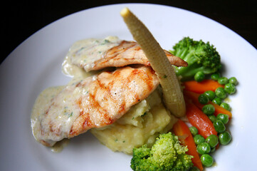 Grilled chicken fillet, served with mashed potatoes. With the addition of carrots, peas, boiled young corn. Tossed with cheese sauce.
