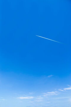 青空と白い航跡の飛行機雲。背景素材、爽やか、環境、夢、希望、成功のイメージ
