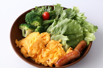 美味しそうなオムレツモーニング（シンプル白背景）