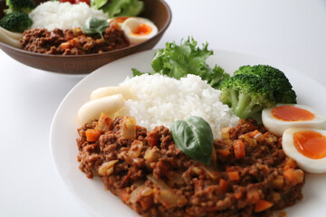 美味しそうなキーマカレー（シンプル白背景）