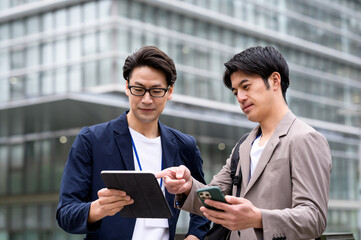 Obraz premium カジュアル男性2人のビジネスイメージ 