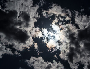 Wolken am klaren Himmel