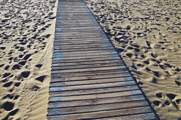 Pasarela de madera en la playa de la Malvarrosa en Valencia, España. Camino de madera que conduce...