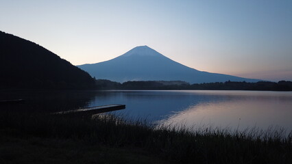 田貫湖から日の出前の富士山の風景。
