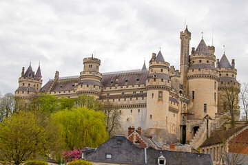 Pierrefonds. Château face nord sous ciel blanc. Oise. Picardie. Hauts-de-France	